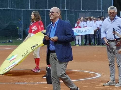 Sebastiano Callari, assessore regionale alla Funzione pubblica, semplificazione e sistemi informativi, porta i saluti del governatore Massimiliano Fedriga e di tutta l'Amministrazione regionale alla cerimonia di inaugurazione del Campionato europeo under 19 di softball.